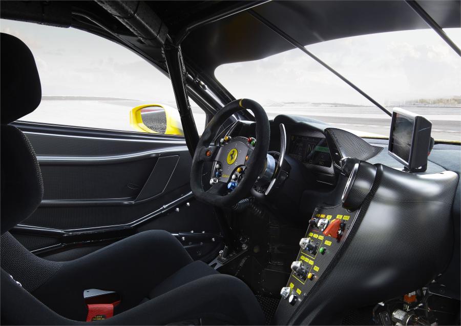 Интерьер Ferrari 488 Challenge 2017 года  (фото 2 из 38)